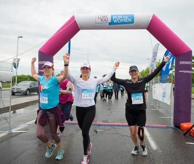 Les participantes à la course pour les femmes sur la ligne d'arrivée