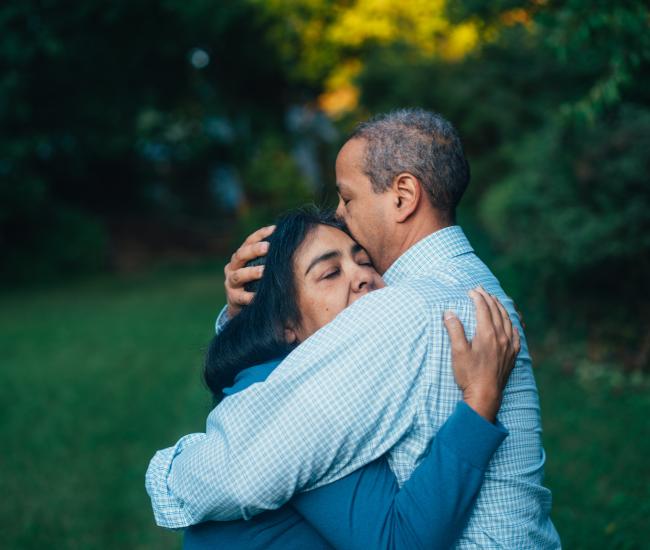 Photo de deux personnes qui s'embrassent