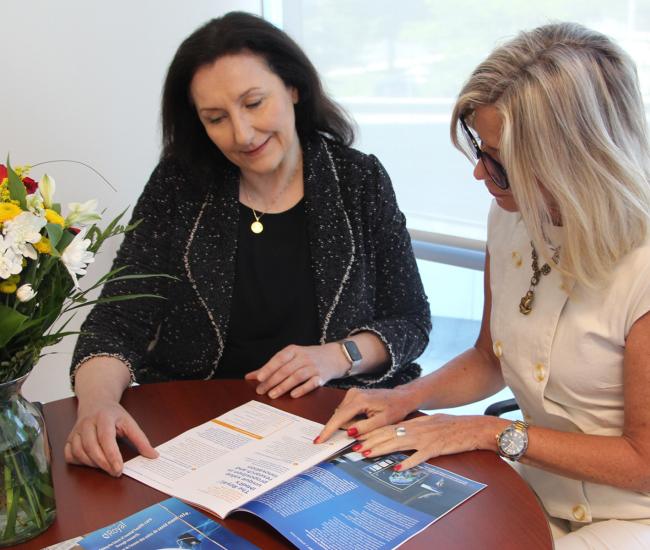 Dre Florence Dzierszinski et Cara Vaccarino lisent le plan stratégique de recherche