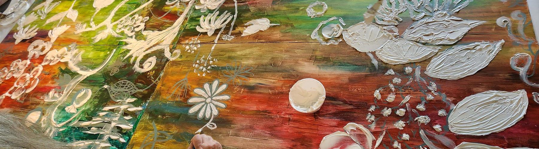 Personne travaillant sur un tableau