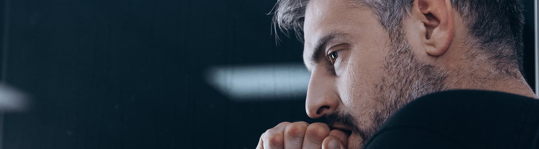 Un homme en pleine réflexion