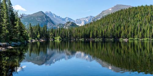Scène de nature d'un lac avec des montagnes en arrière-plan