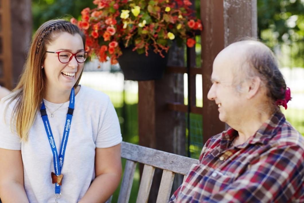 Membre du personnel ayant une conversation avec le patient