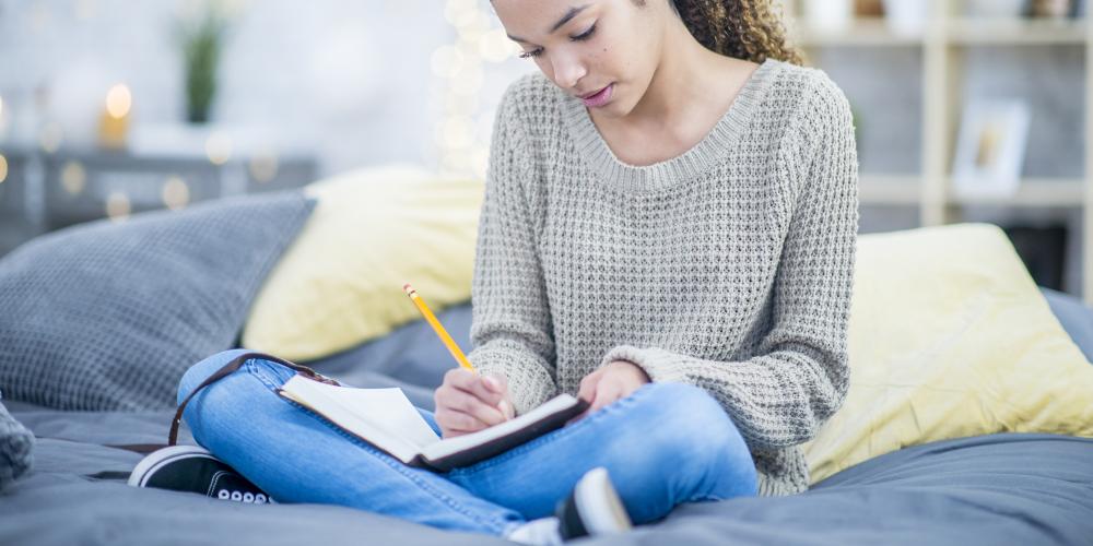 Jeune femme qui tient un journal